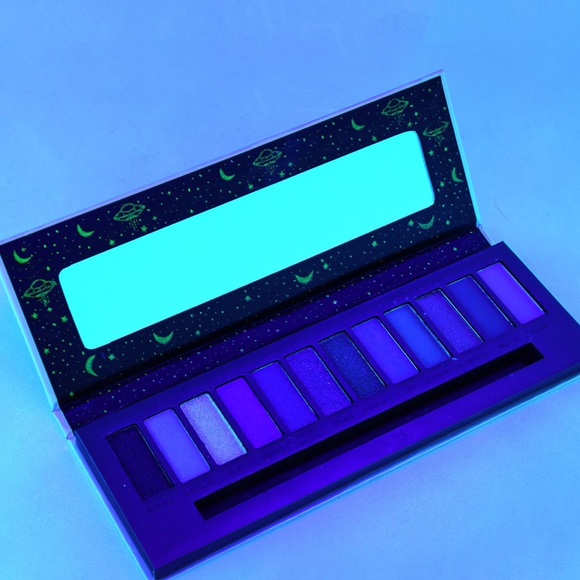 SOLD!!! Out Glow In The Dark Eyeshadow Pallet💚 - Picture 2 of 3